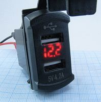 АДАПТЕР USB х 2 ( 2A max ) с ВОЛЬТМЕТРОМ (красный) ПРЯМОУГ для зарядки в Авто;монтаж в панель, прямоугольный, врезной, ВШГ- 35х 20 х30 мм, с защёлками