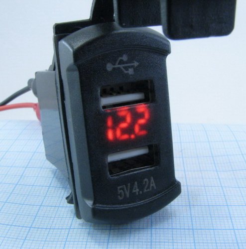 АДАПТЕР USB х 2 ( 2A max ) с ВОЛЬТМЕТРОМ (красный) ПРЯМОУГ для зарядки в Авто;монтаж в панель, прямоугольный, врезной, ВШГ- 35х 20 х30 мм, с защёлками