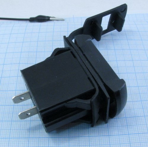 АДАПТЕР USB х 2 ( 2A max ) с ВОЛЬТМЕТРОМ (красный) ПРЯМОУГ для зарядки в Авто;монтаж в панель, прямоугольный, врезной, ВШГ- 35х 20 х30 мм, с защёлками фото 3