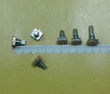 Энкодер  5pin 11,7х12х4,5мм SMD (L=20mm) мет.ручка d-6мм , п/круг, с кнопкой/без резьбы ,без накатки (№17.2 с кнопкой EC11-1S-D5x4,5-L20 F-SMT) Шаттл 