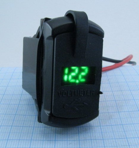 АДАПТЕР USB х 2 ( 2A max ) с ВОЛЬТМЕТРОМ (зелёный) для зарядки в Авто;монтаж в панель, прямоугольный, врезной, ВШГ- 35х 20 х30 мм, с защёлками Uпит:12