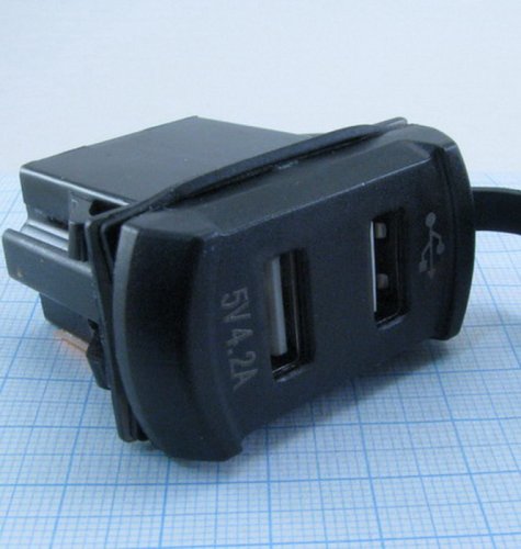 АДАПТЕР USB х 2 ( 2A max ) с ВОЛЬТМЕТРОМ (зелёный) для зарядки в Авто;монтаж в панель, прямоугольный, врезной, ВШГ- 35х 20 х30 мм, с защёлками Uпит:12 фото 3