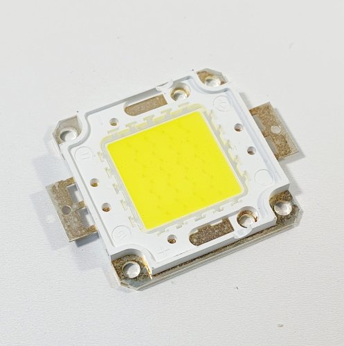 МАТРИЦА СВ/ДИОДНАЯ КВАДРАТНАЯ 30W 32-36VDC БЕЛЫЙ  6200K 2400-2700Lm 900mA Угол свечения: 120°; габар: экран: 23х23мм; на радиаторе (52х42мм) (площадка